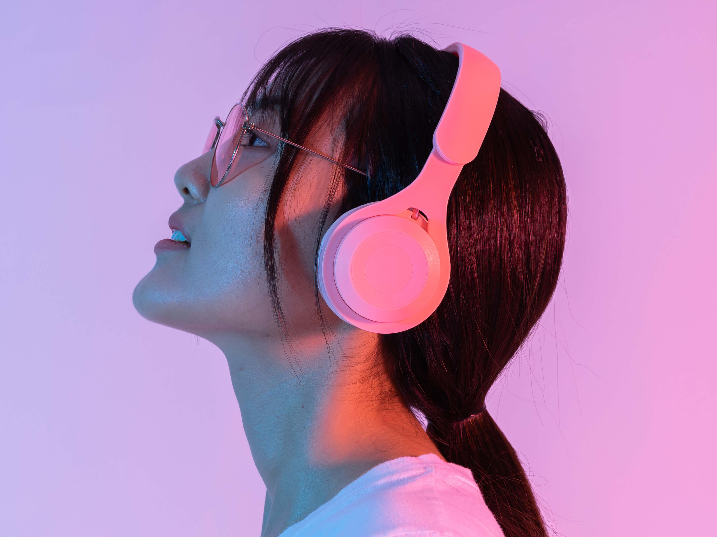 portraityoungasiangirlwearingheadphones1_e0ndc_2884