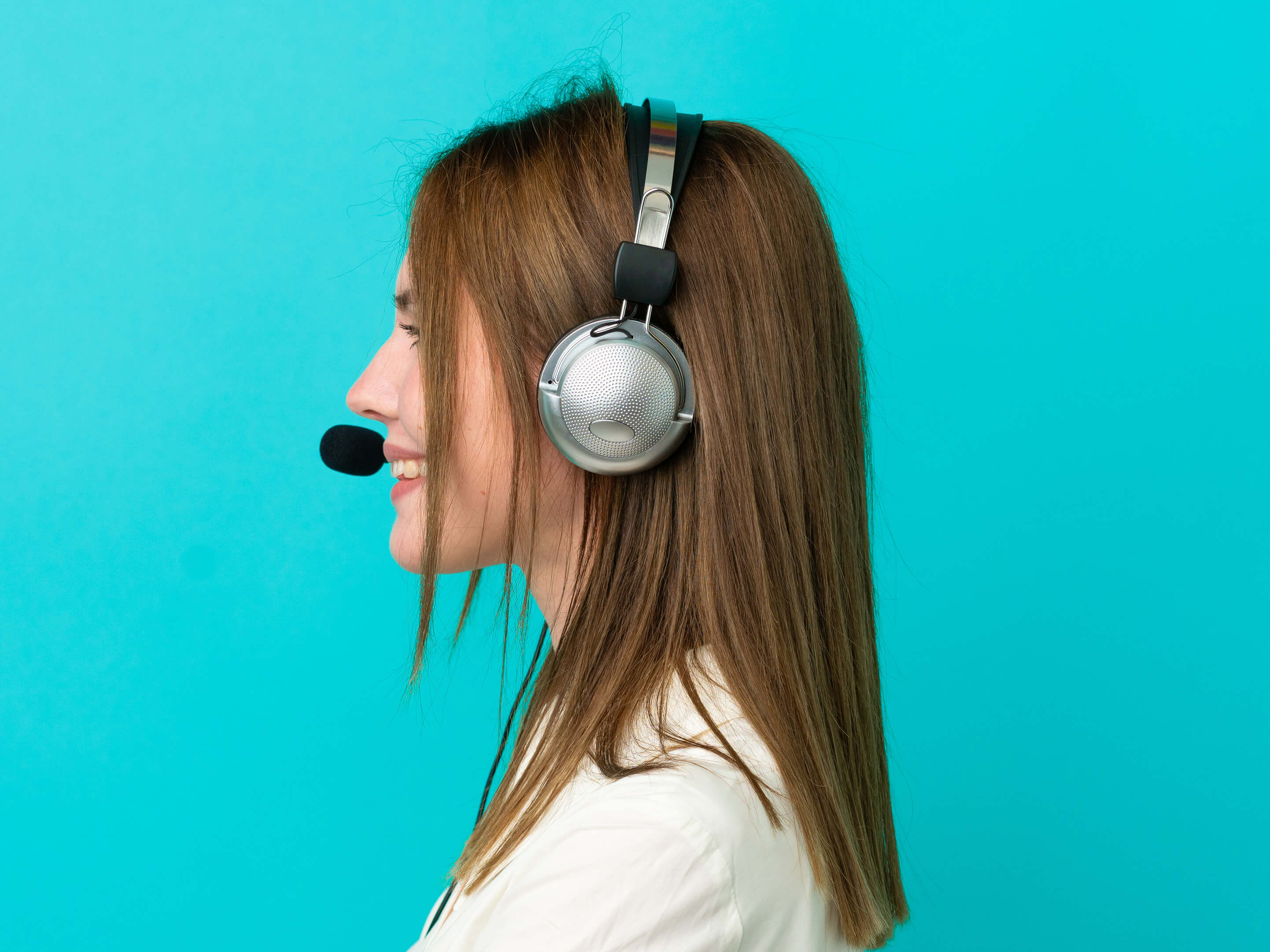 telemarketerenglishwomanworkingwithheadsetisolatedbluebackgroundlateralposition11_gwotq_2884