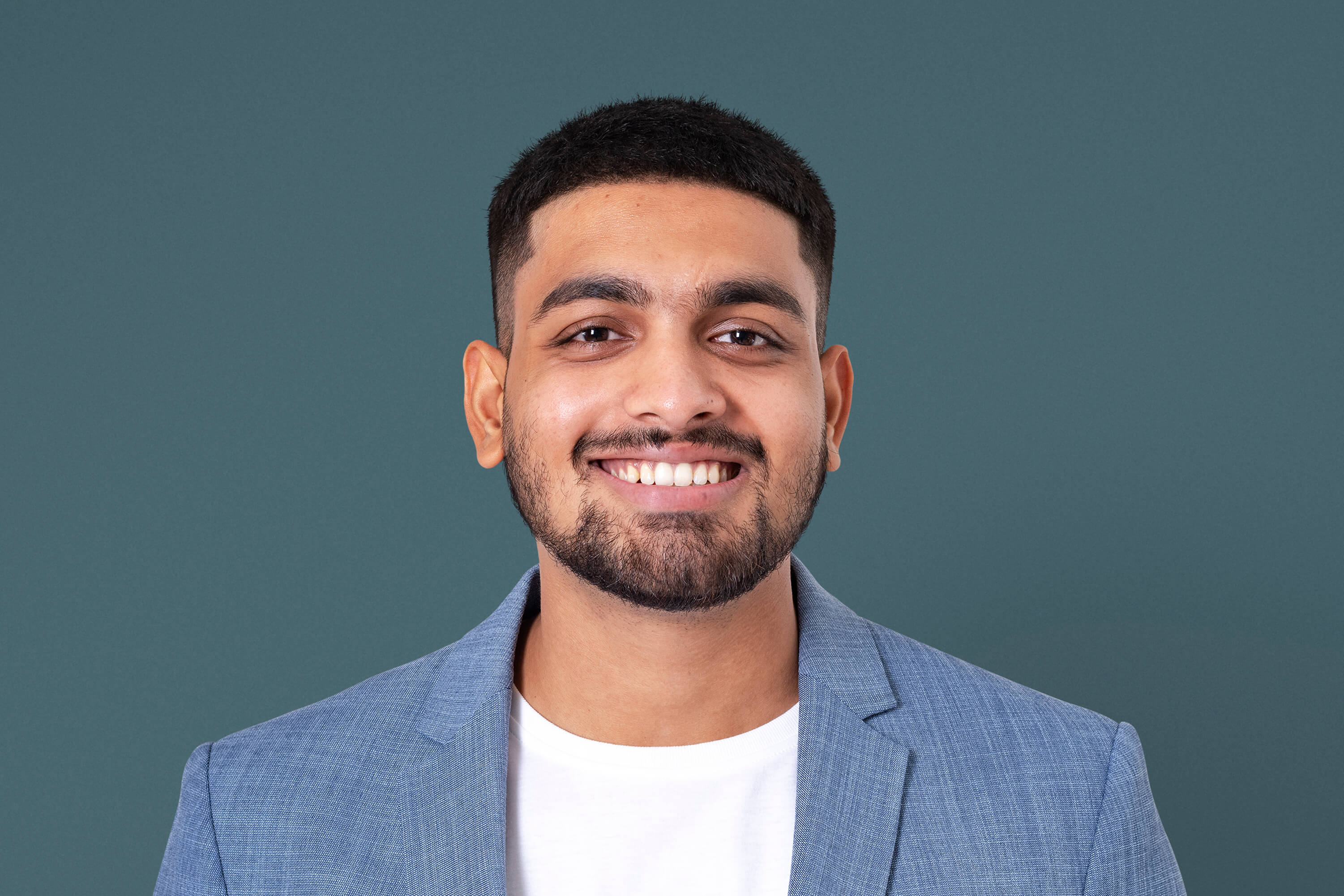 cheerfulindianbusinessmansmilingcloseupportraitjobscareercampaign_qsjml_3002