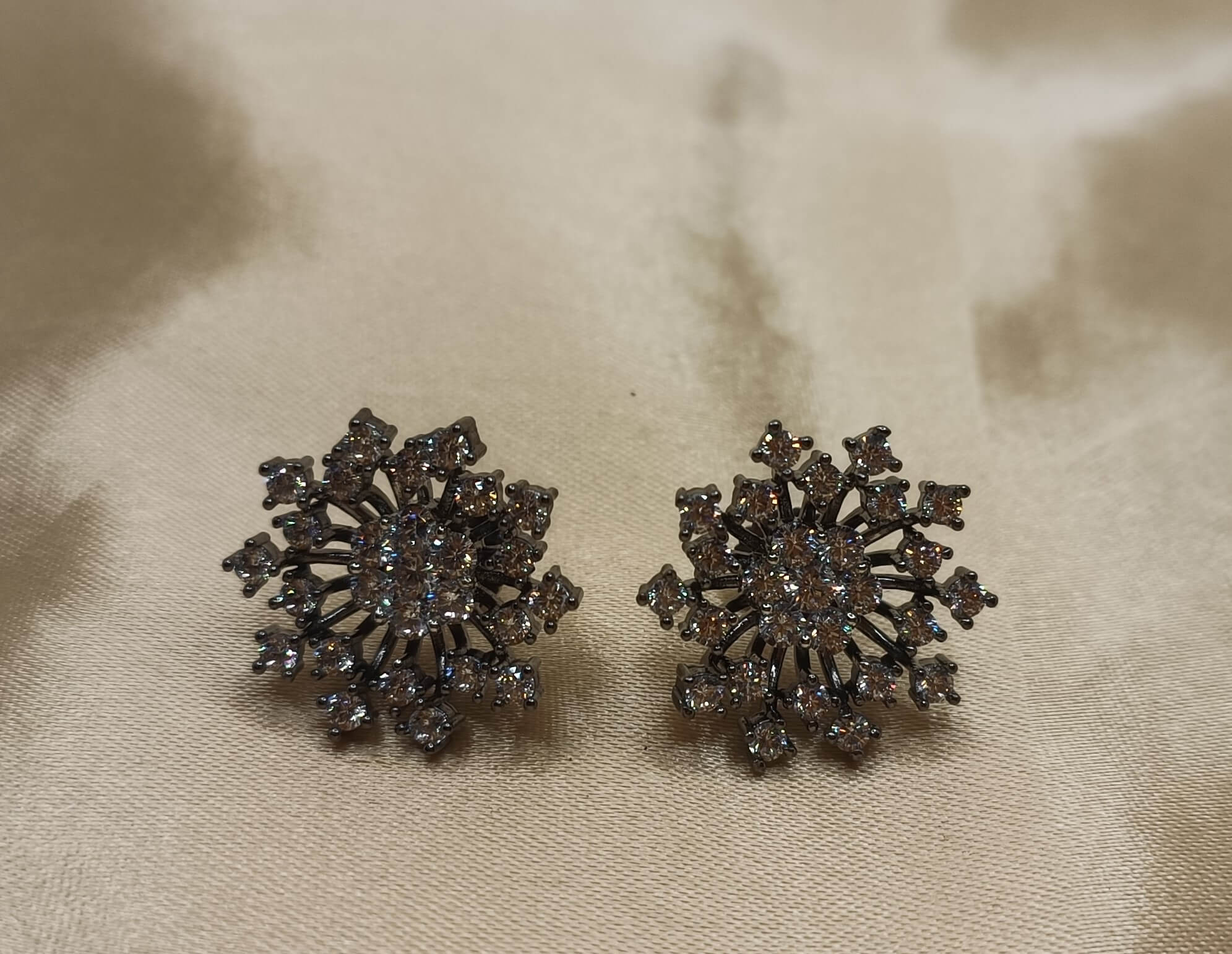 Diamondearrings700Rs_g5nta_1991