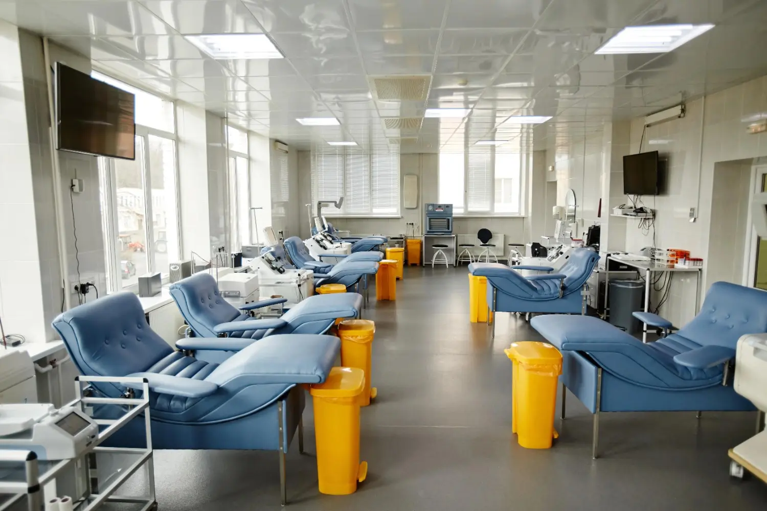 wideangleviewmodernblooddonationcenterinteriorwithchairsmachinescopyspacemin1_qwodu_1500