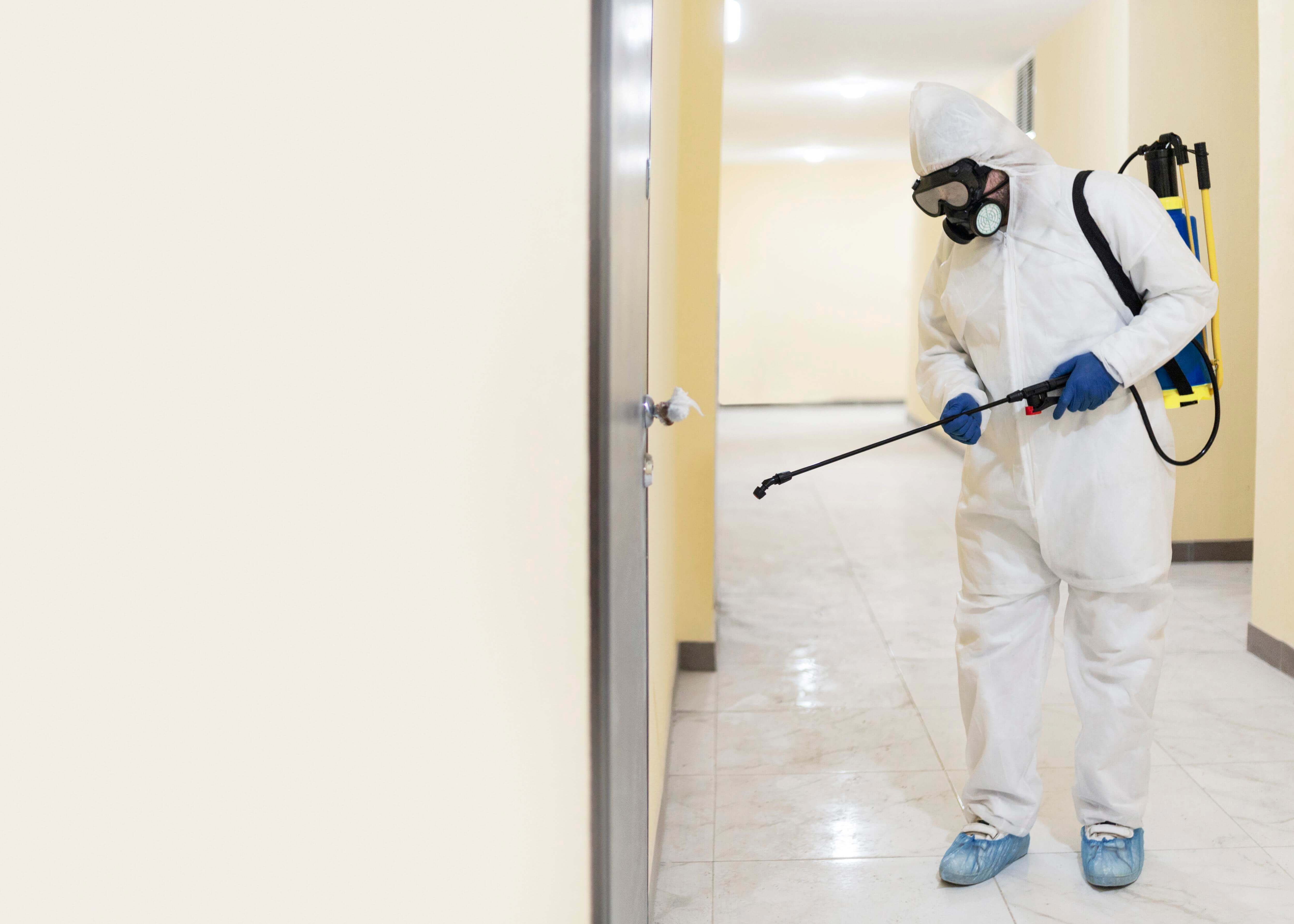 fullshotmandisinfecting_e4mdq_4999