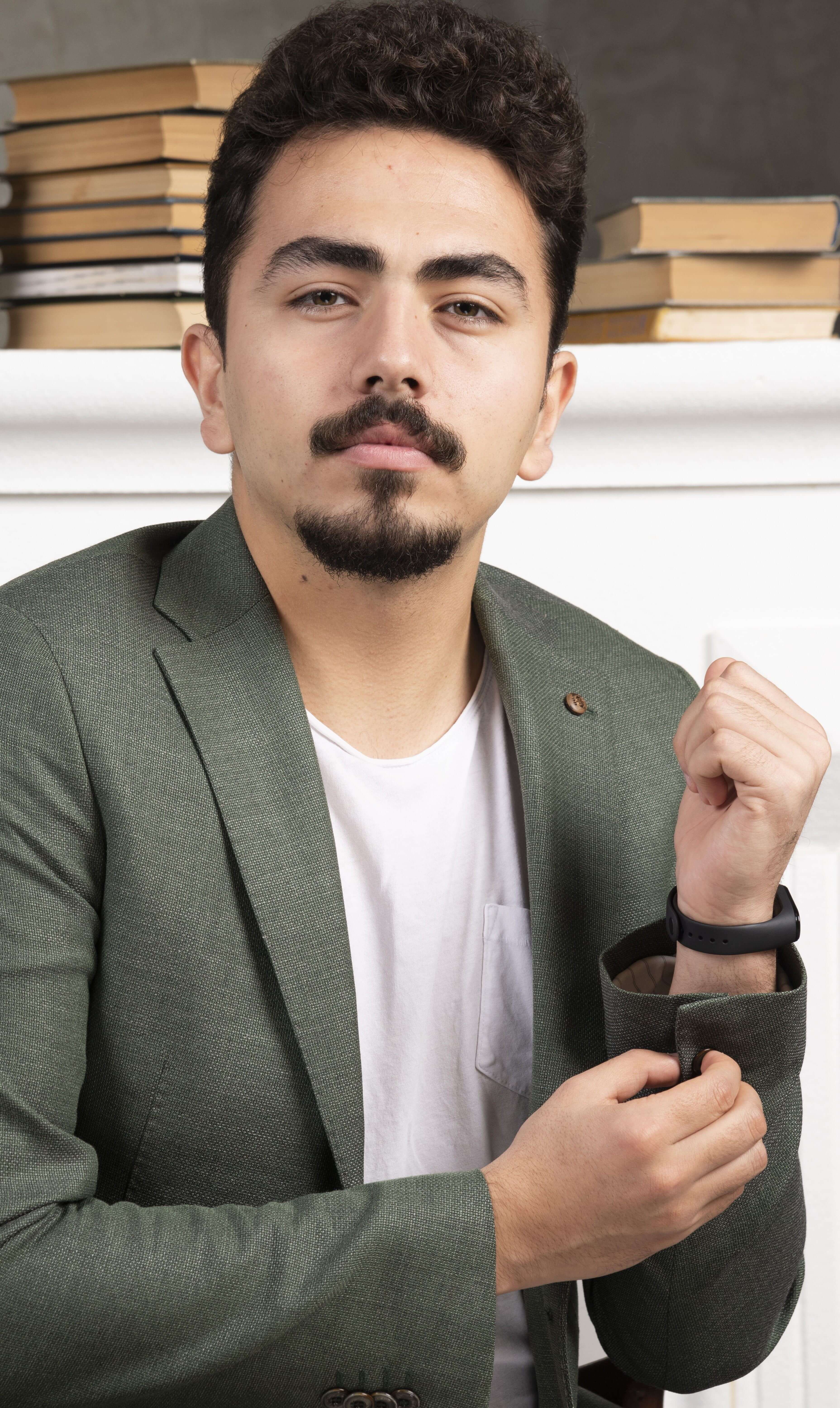 youngbusinessmanwithconfidentlook4_g43rr_3713