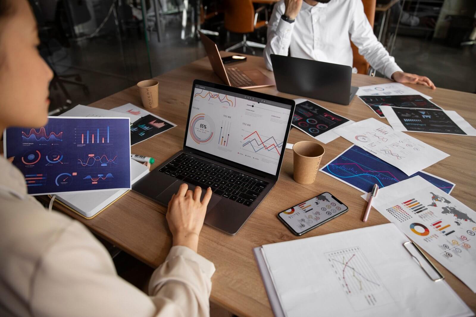 officeworkersusingfinancegraphsscaled_c3mtc_1600