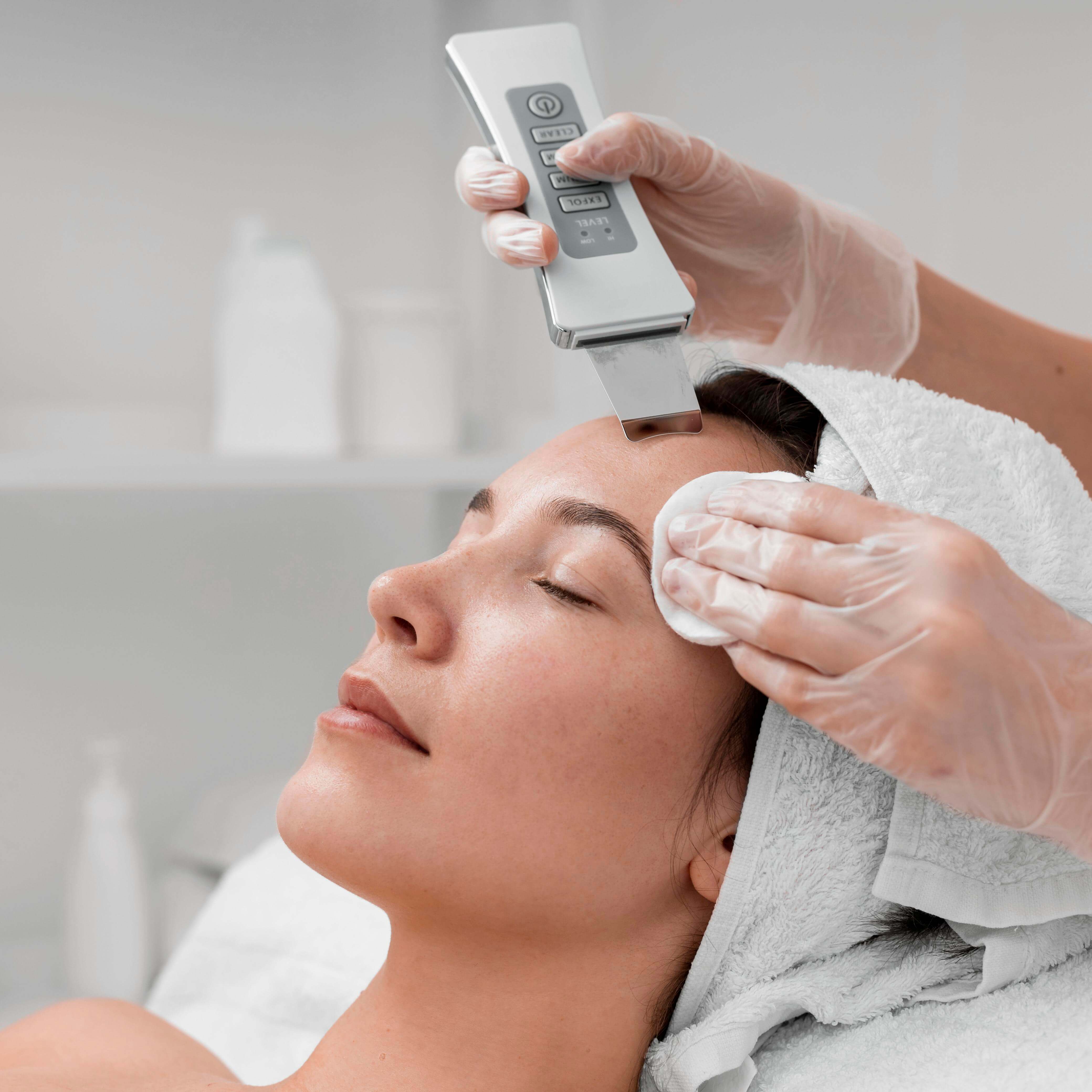 beauticiandoingfacebeautyroutinefemaleclient_uwntg_4160