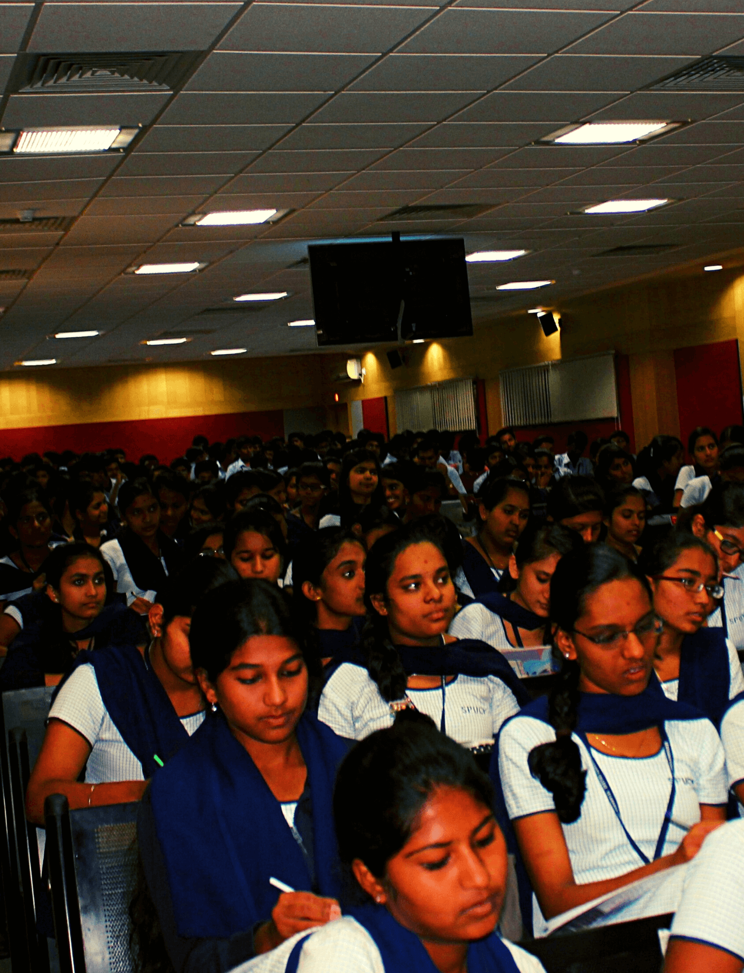 mwnty_1463_CopyofOrangeandNavyModernRealEstateTrifoldBrochureDesktopWallpaper13001700px1