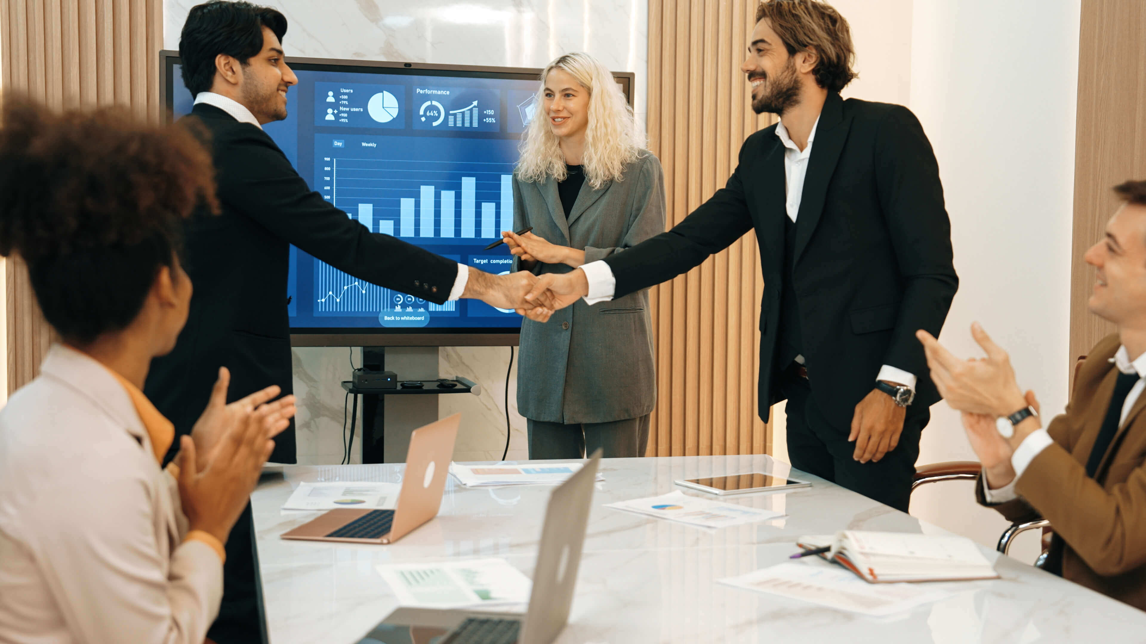 ornamentmeetingroombusinesspeoplehandshakingtogether1_k1nda_3840