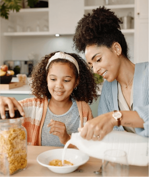 motherchildandbreakfastcerealinmorningforhealthynutritionwithcalciummilkpreparingor1min_yynzc_569