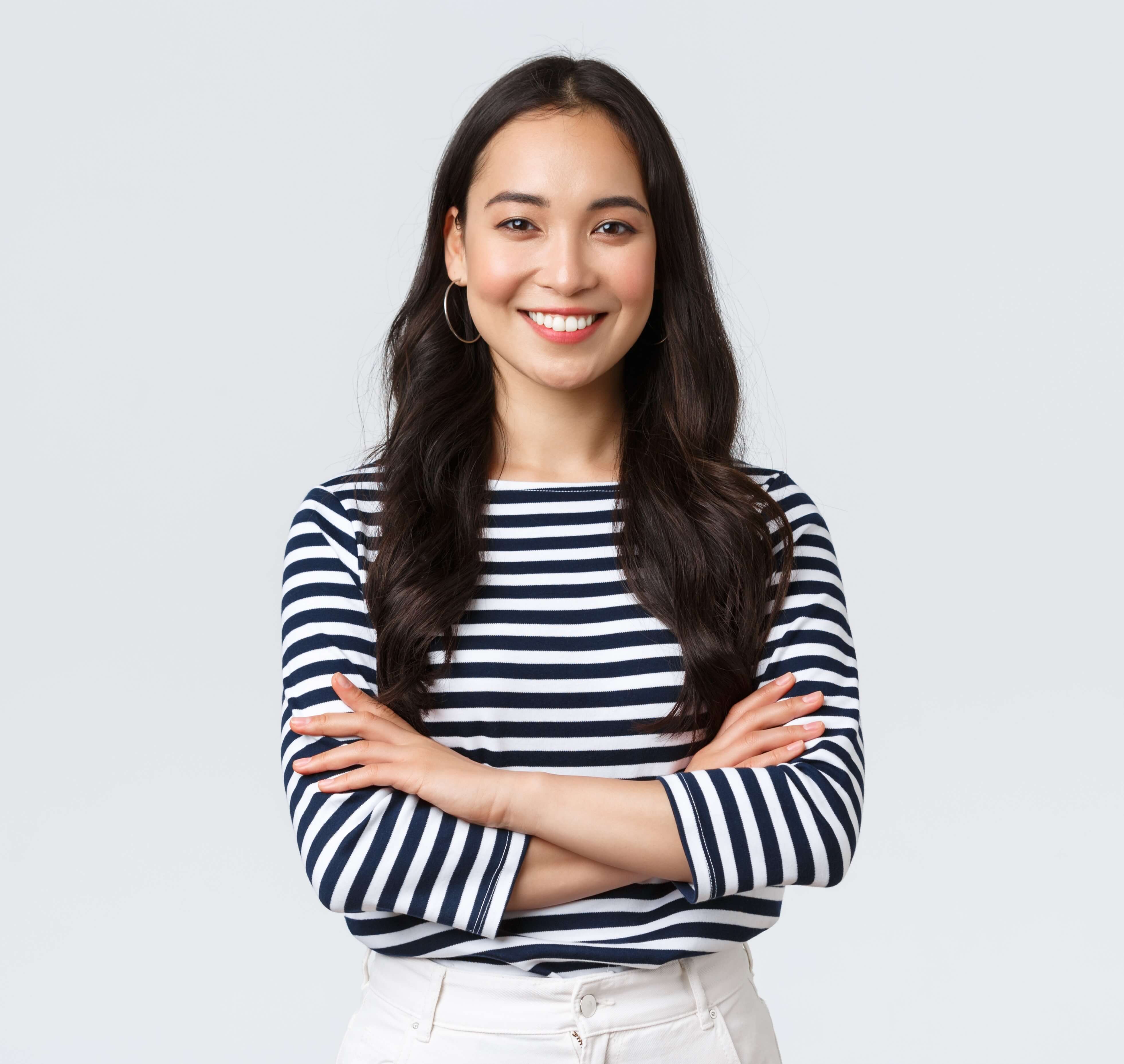 lifestylepeopleemotionscasualconceptconfidentnicesmilingasianwomancrossarmschestconfidentreadyhelplisteningcoworkerstakingpartconversation_k5mta_3923