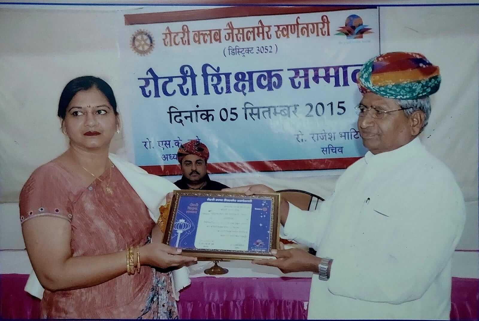 Vandana Mishra with award