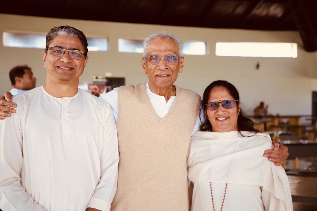 AtulAnitawithSwamiji_73r5e_1280