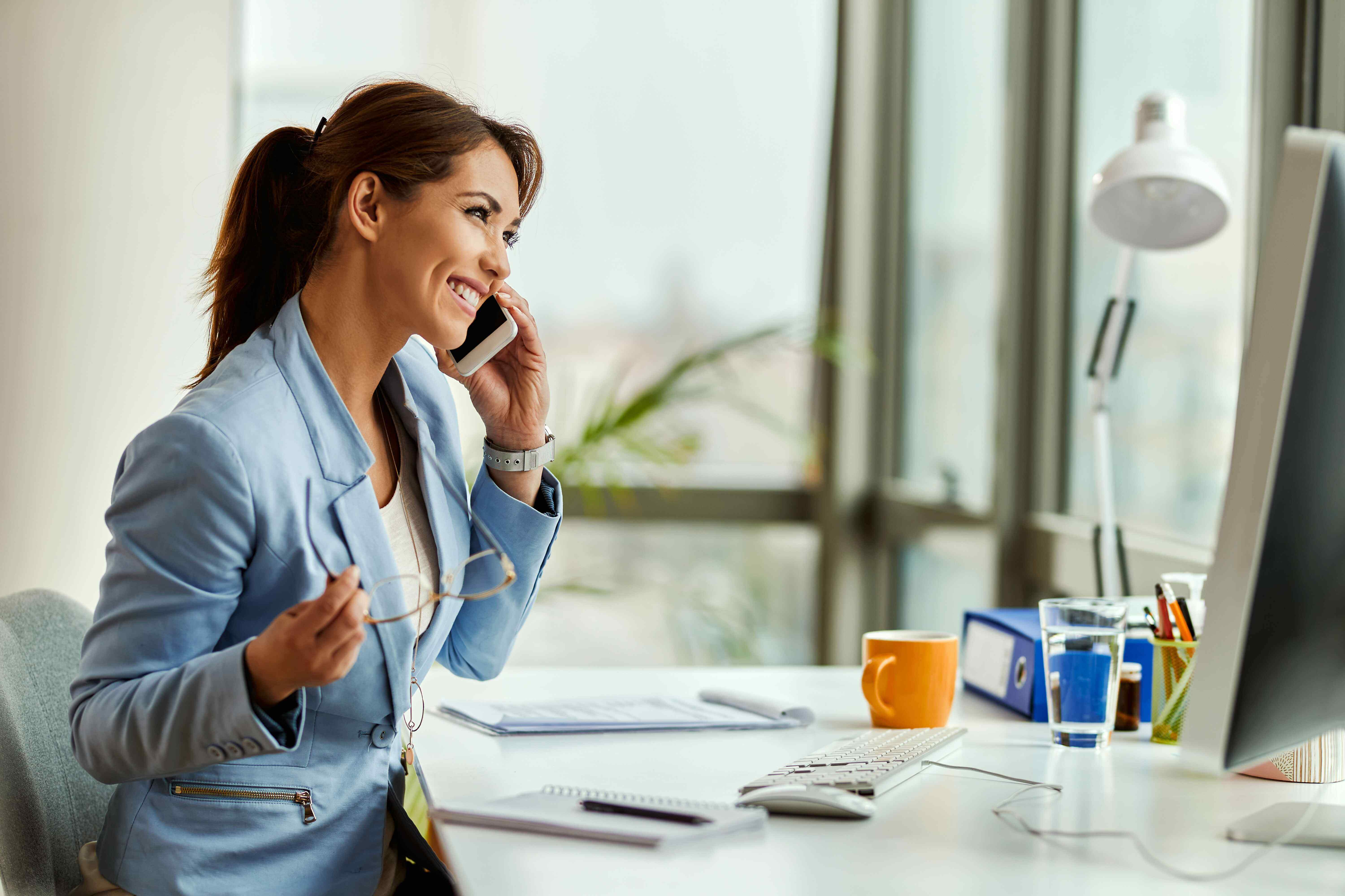 younghappybusinesswomanusingcellphonemakingphonecalloffice1_mxmzk_6000