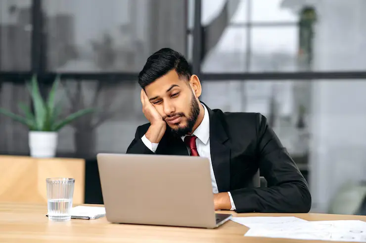 fatiguechronicsleepdeprivationsleepyarabianindianbusinessmansuitsitworkplaceofficewithlaptopputhisheadhishandfellasleepworkfeelstiredoverworked754108629_u2ndk_740