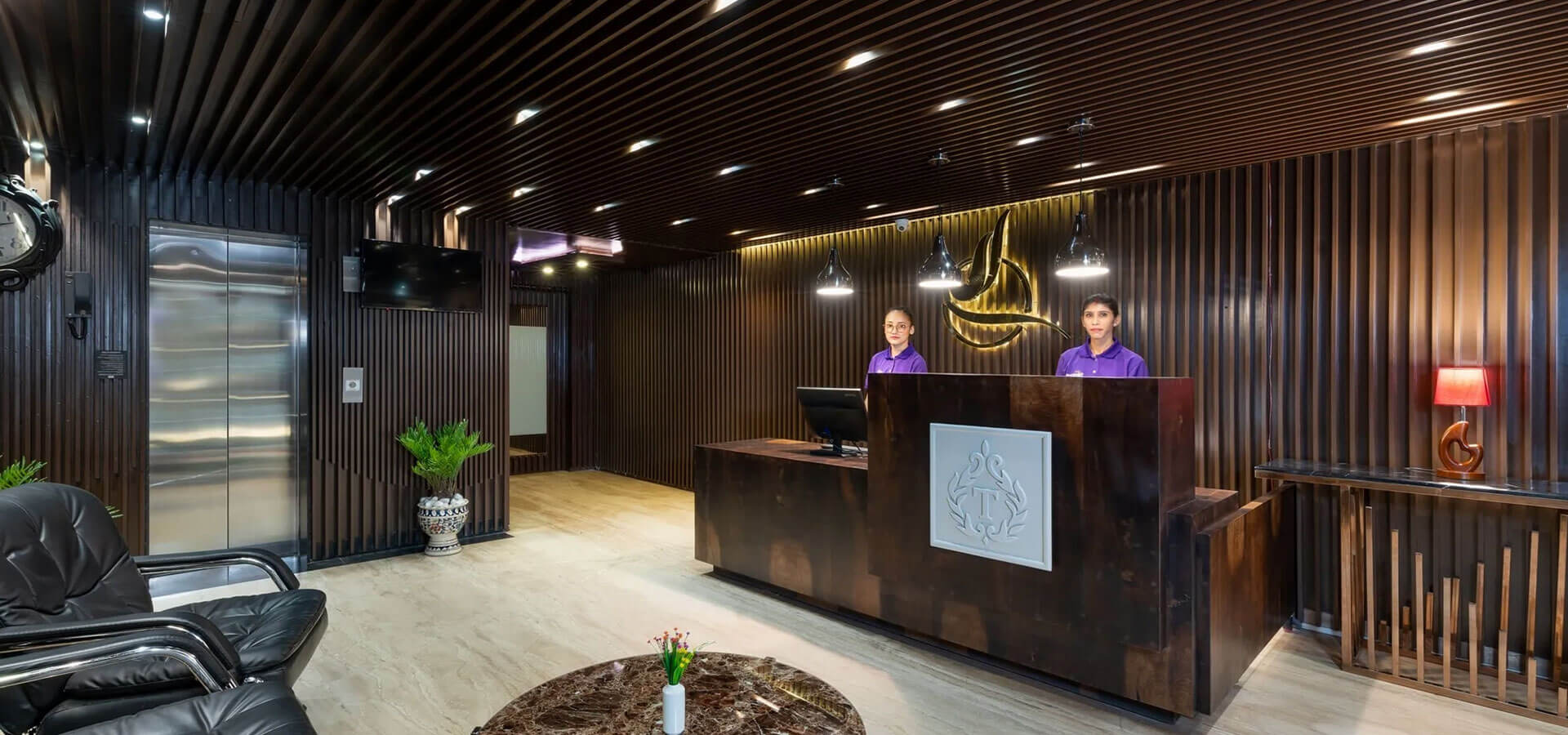 taniashotelfrontoffice_uwote_1920