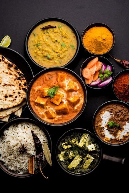 PremiumPhotoIndianlunchordinnermaincoursefoodingroupincludespaneerbuttermasaladalmakhanipalakpaneerrotiriceetcselectivefocus_m3mjk_418