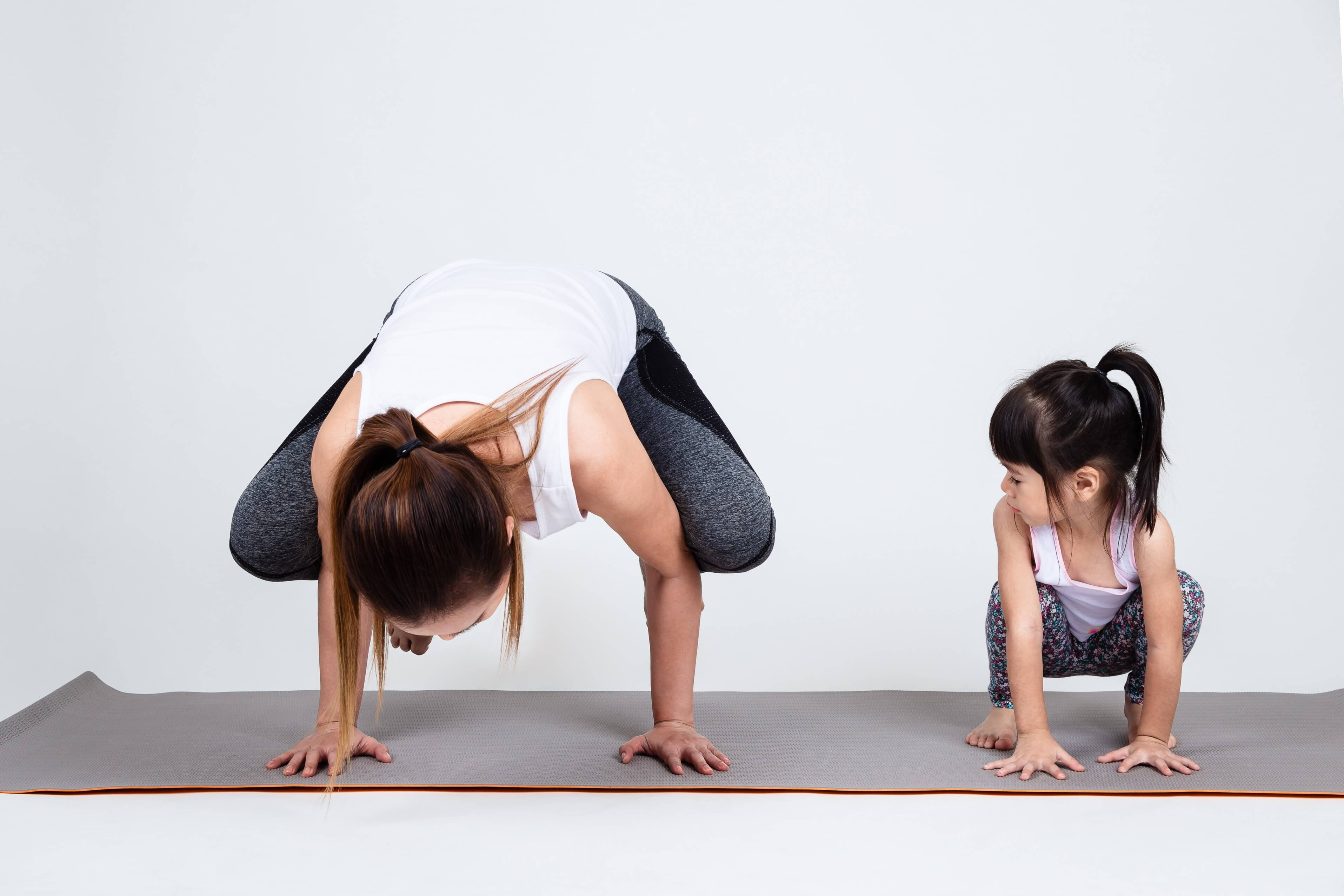 youngmothertraininglovelydaughterwithyoga1_uxmzm_3830