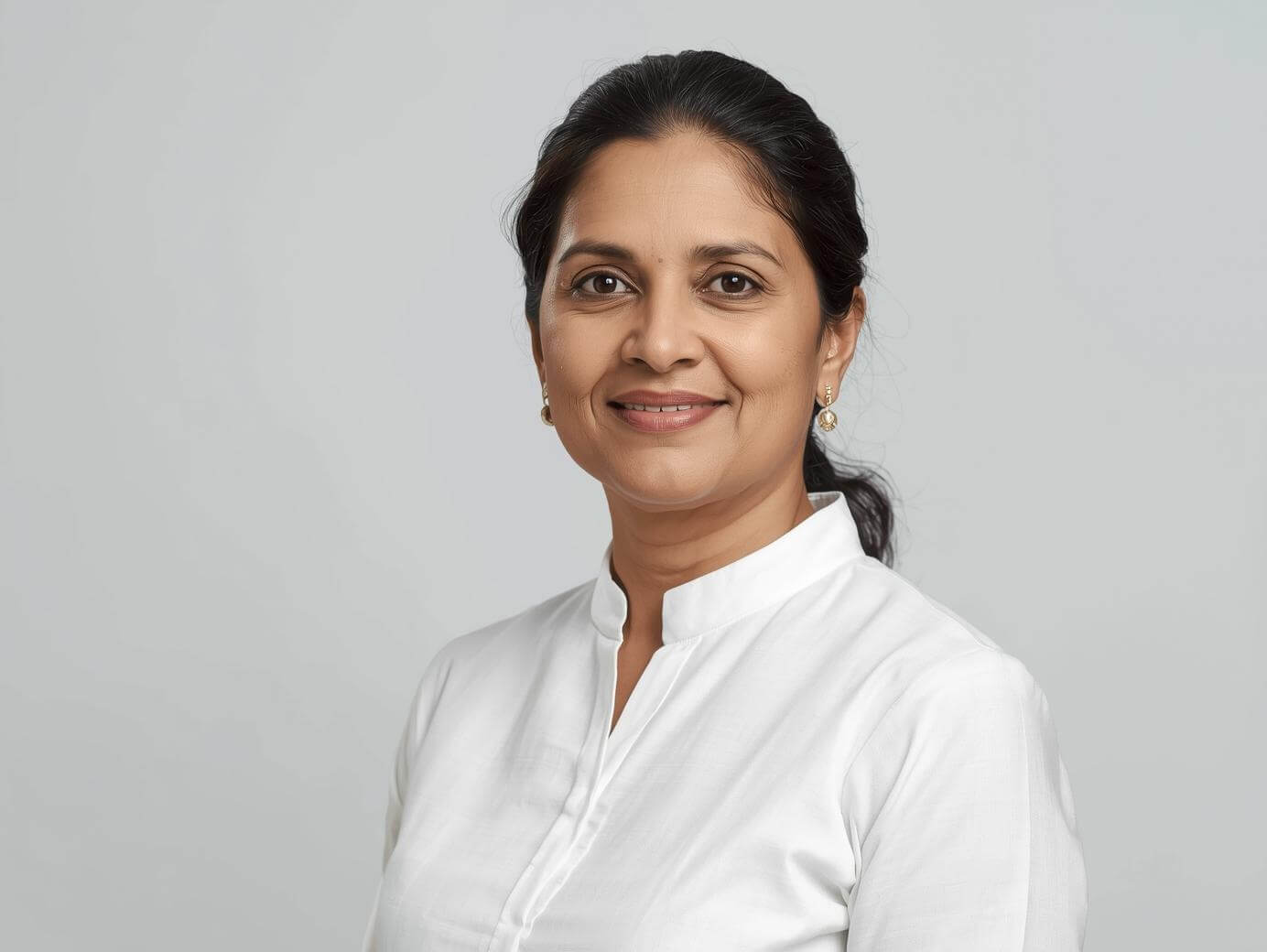 indianwomen45yearsoldwhoworksinmultinationalcompanywearingwhitekurta_mtwjb_1384