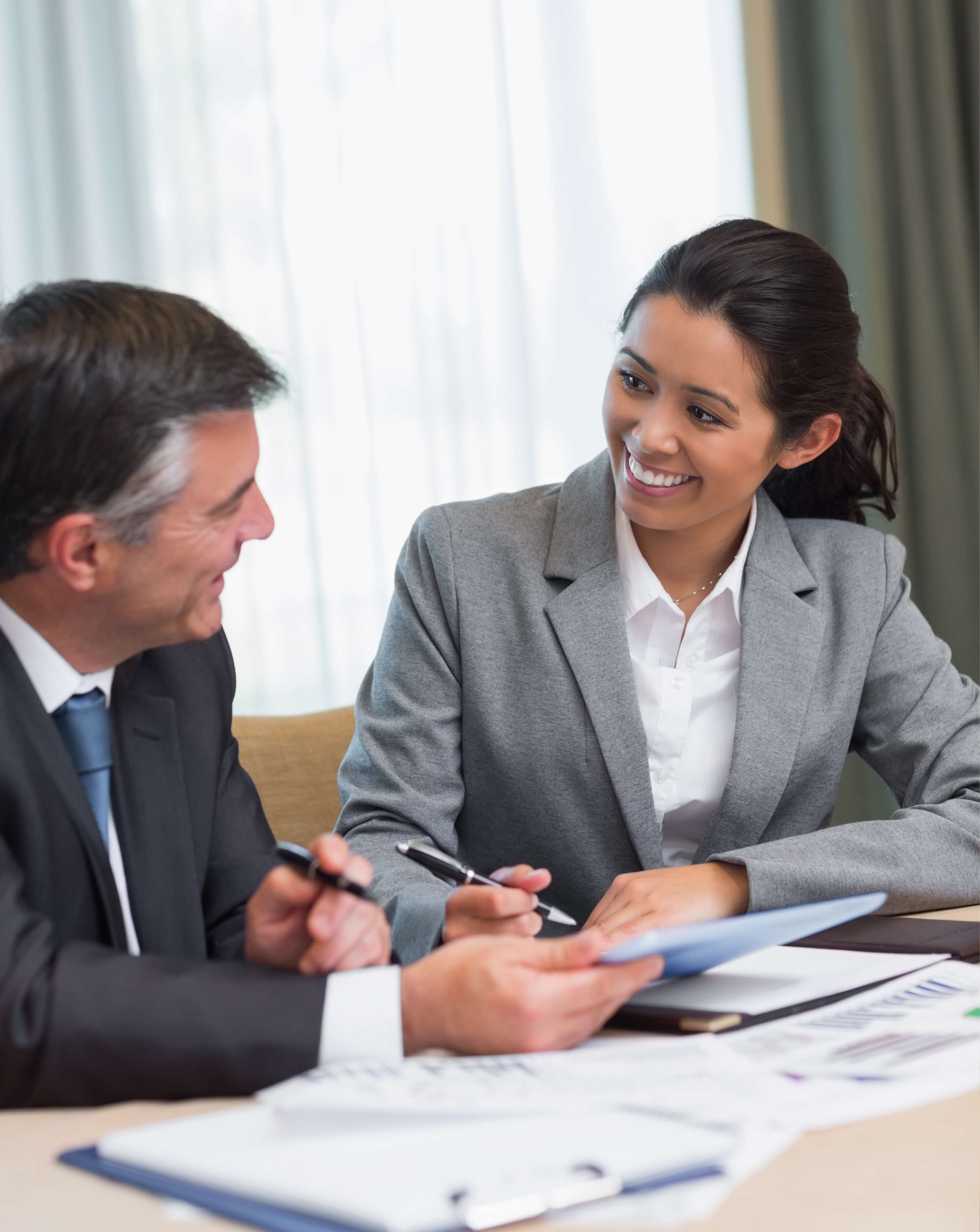 g2mje_2907_yynjc2907mediumshothappydoctorwithorangekiwi