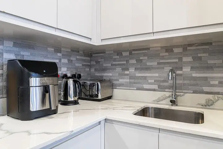Kitchen worktop with airfryer and kettle