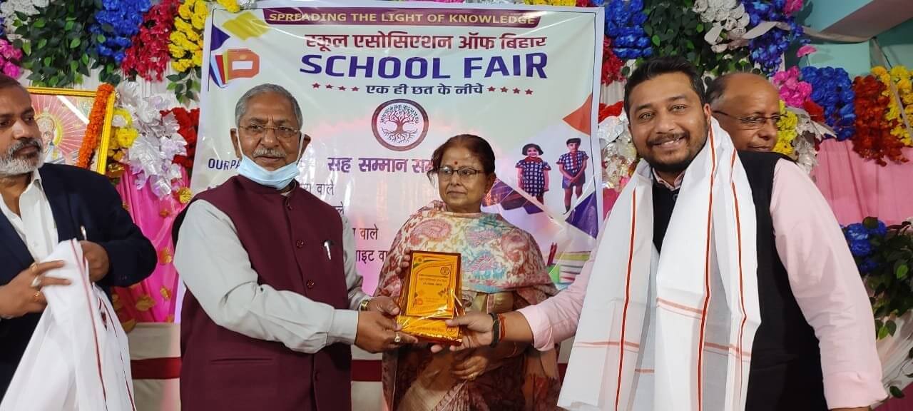 awodq_1280_awardedbyNandKishoreYadavSeniorBJPlegislatorMayorPatnaSITASAHUandSchoolAssociationOfBiharinthefieldofDigitalmarketingforeducationalinstitutionsENSETT
