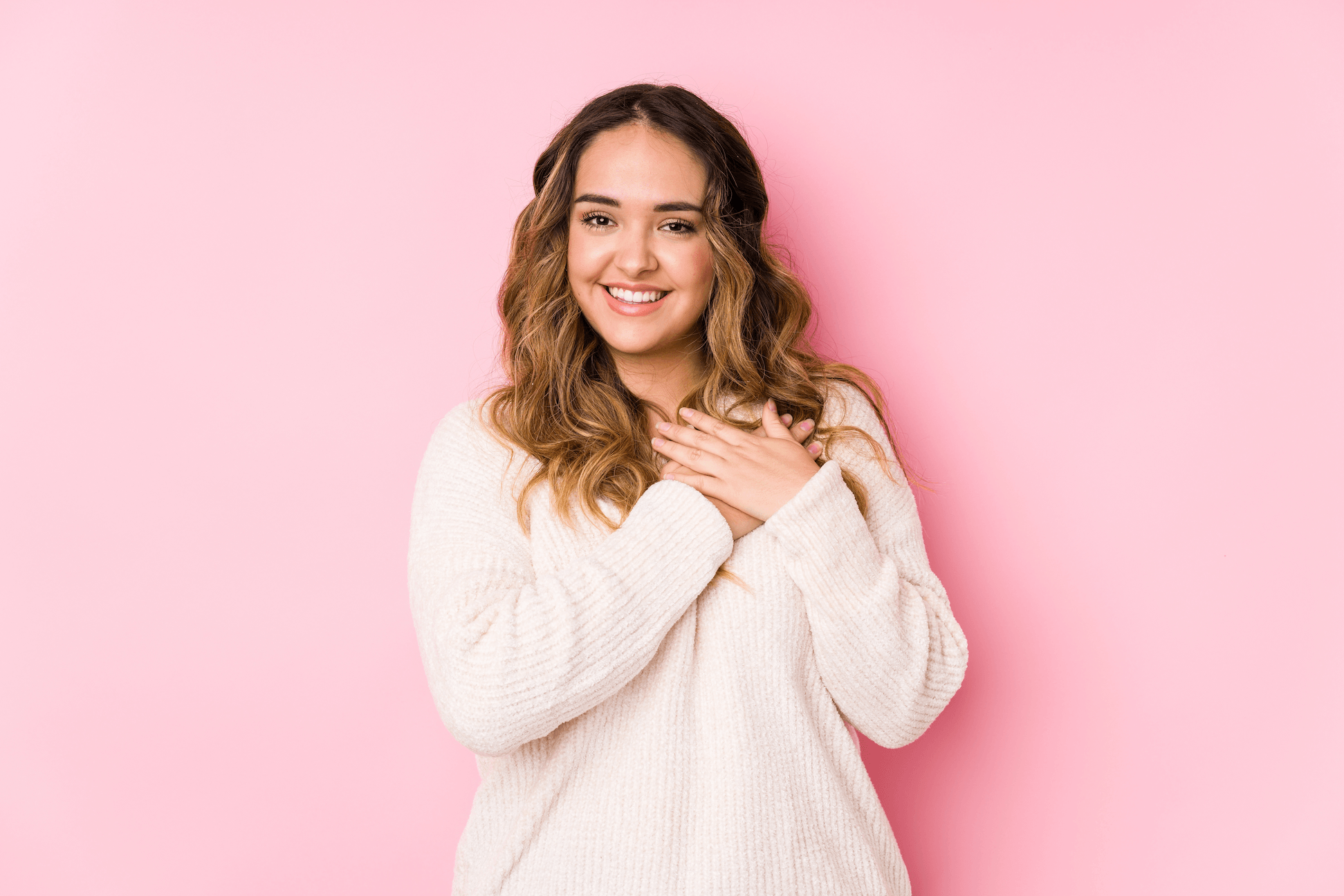 VistaCreate331255844stockphotoyoungcurvywomanposingpinkbackgroundisolatedhasfriendlyexpression_m26tg_1943