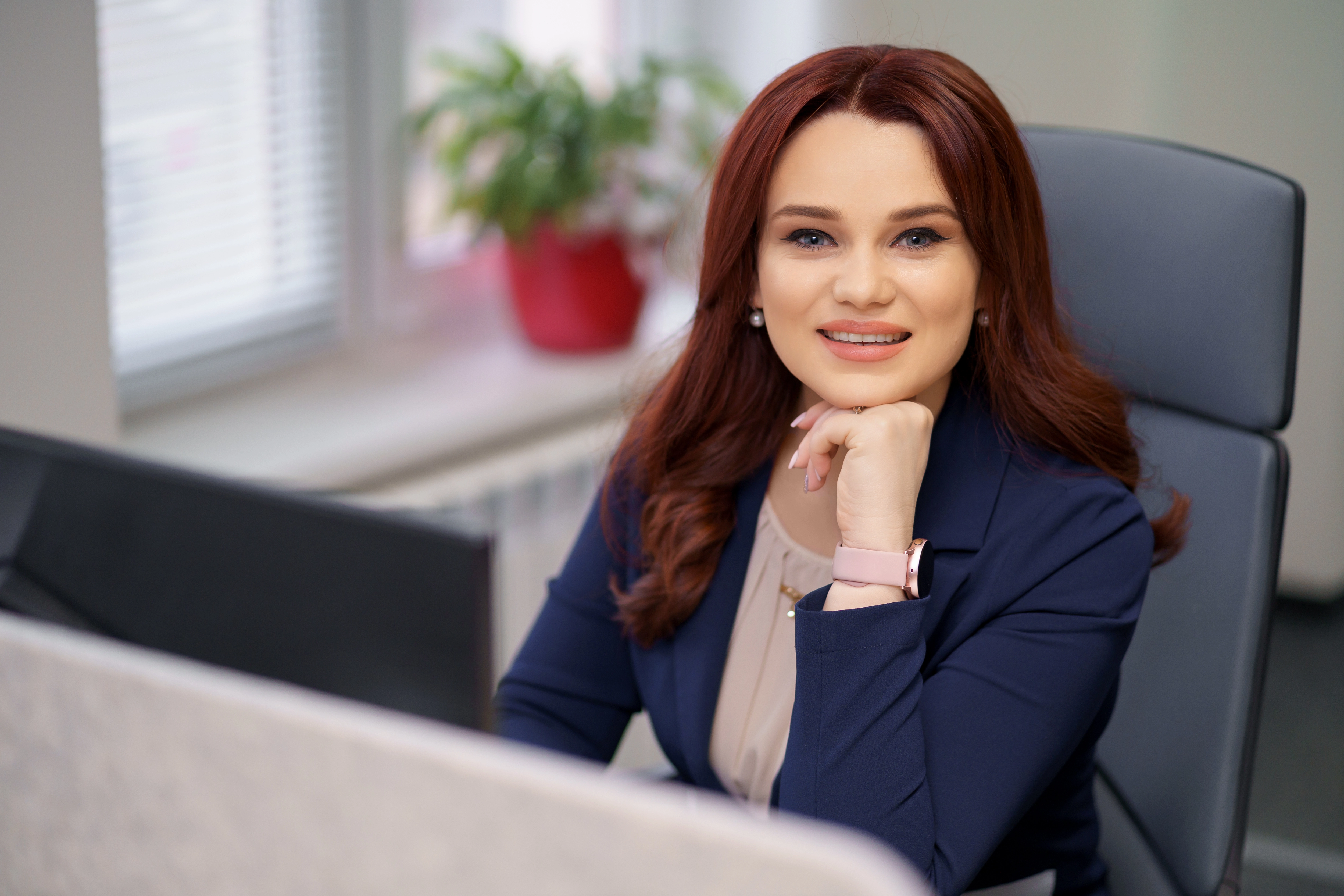 VistaCreate478082108stockphotoshotofanprettymaturebusinesswomanworkingonlaptopinherworkstation_n6tir_5000