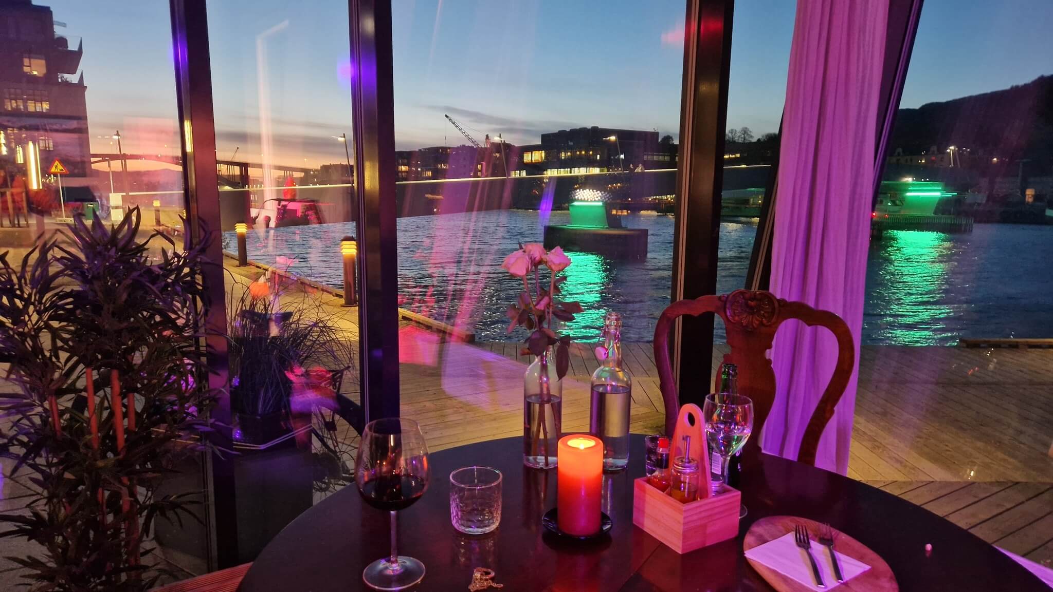 estebildetutavvinduetkveldstemningstorstuen_bxjw4_2048