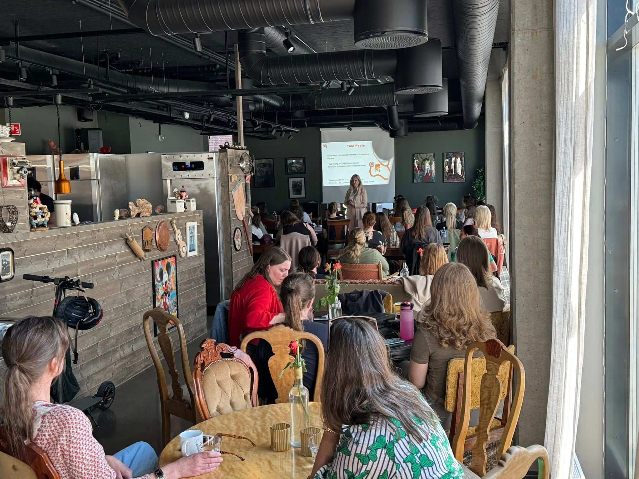 foredragmotscenepastorstuen_8ufas_2048