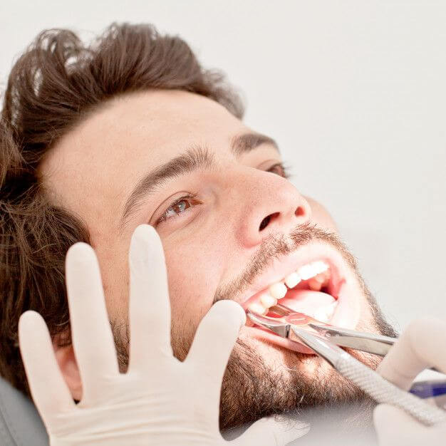 HombreymujerfelicesjovenesenunexamendentaleneldentistaFotoPremium_4sipm_626