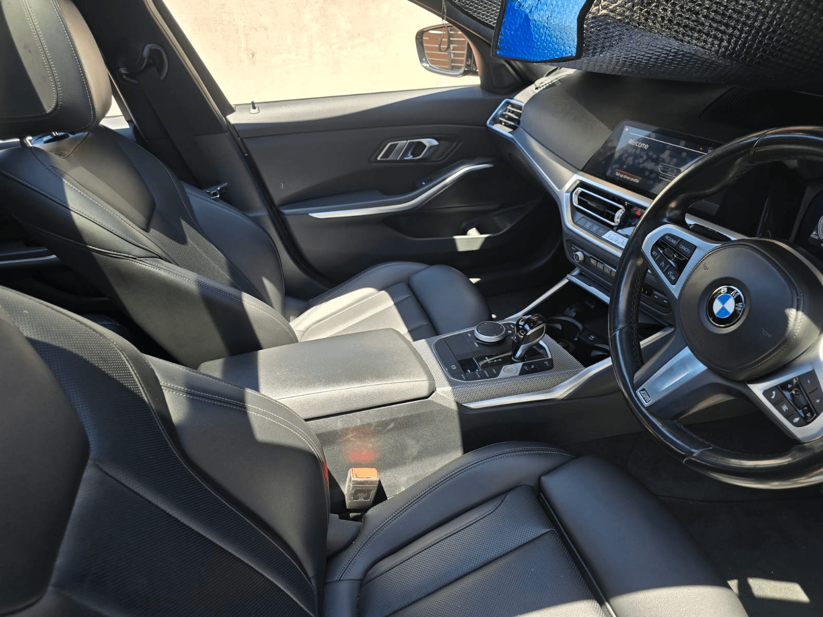 BMW3SeriesG20BlackwithChauffeurInterior5ExploreCapeTownWithUsEventExtensionsPrivateTours_ct37n_1600