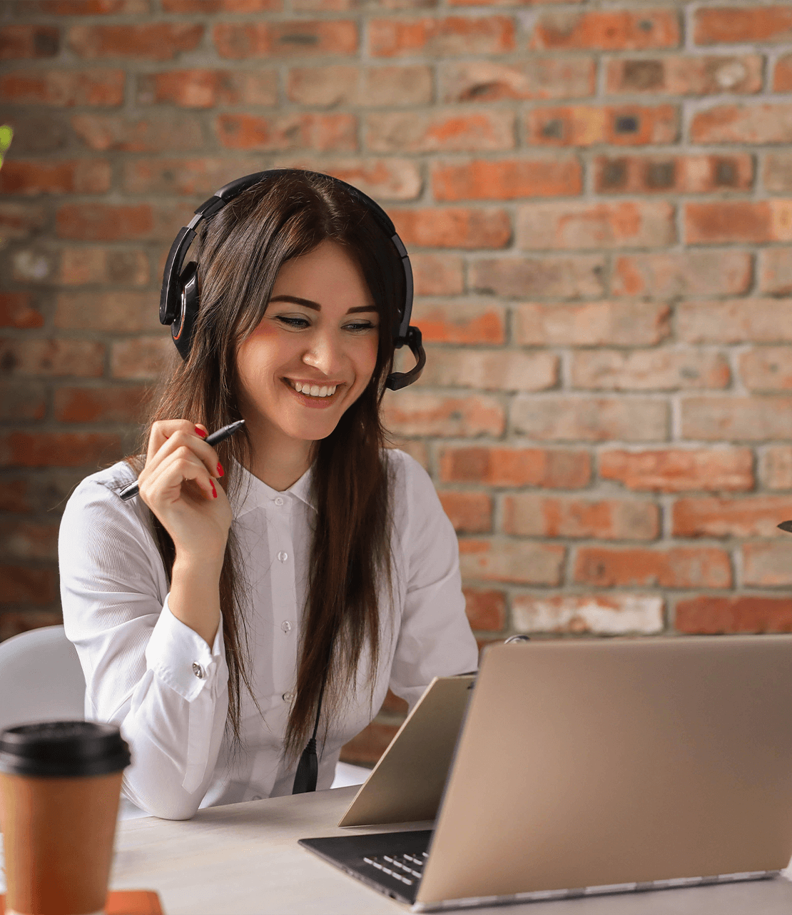 e3ndi_1110_portraitwomancustomerserviceworker