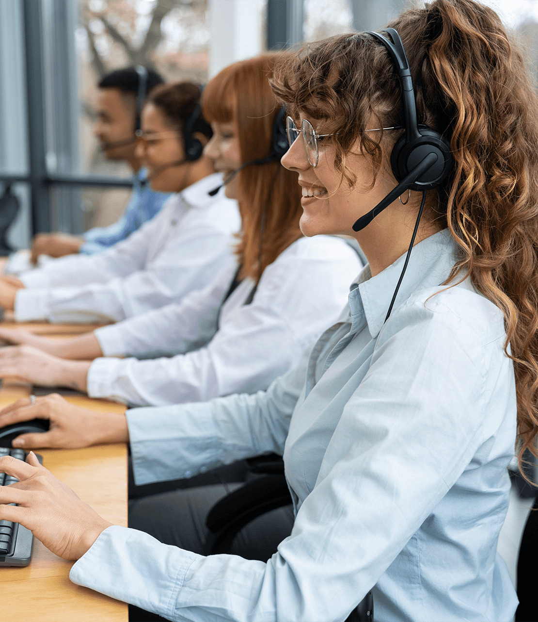 ixota_1110_peopleworkingcallcenter