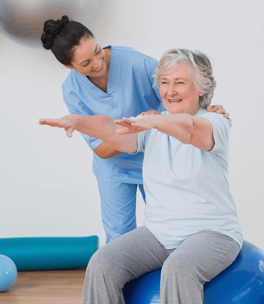 q1ndc_1110_instructorassistingseniorwomanexercising