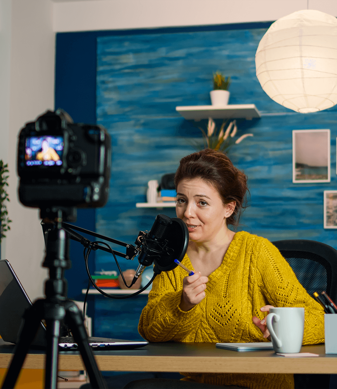 q3mjk_1110_influencersittinghomevlogstationwhilecamerarecordingnewpodcastonlineshowairproductioninternetbroadcasthoststreaminglivecontentrecordingdigitalsocialmediacommunication