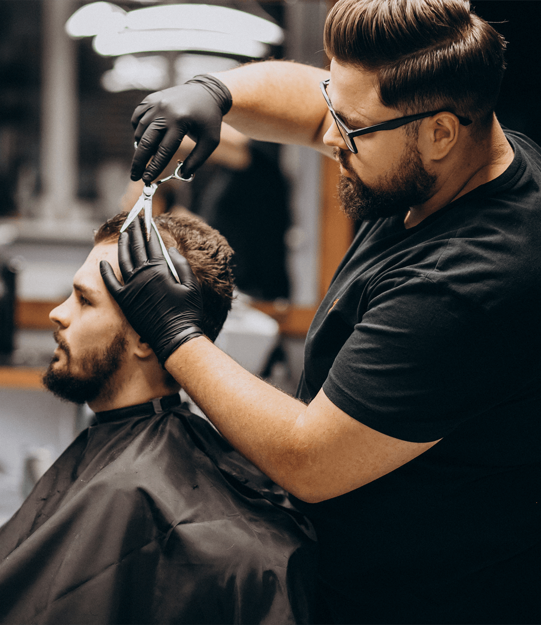 u3mdm_1110_clientdoinghaircutbarbershopsalon