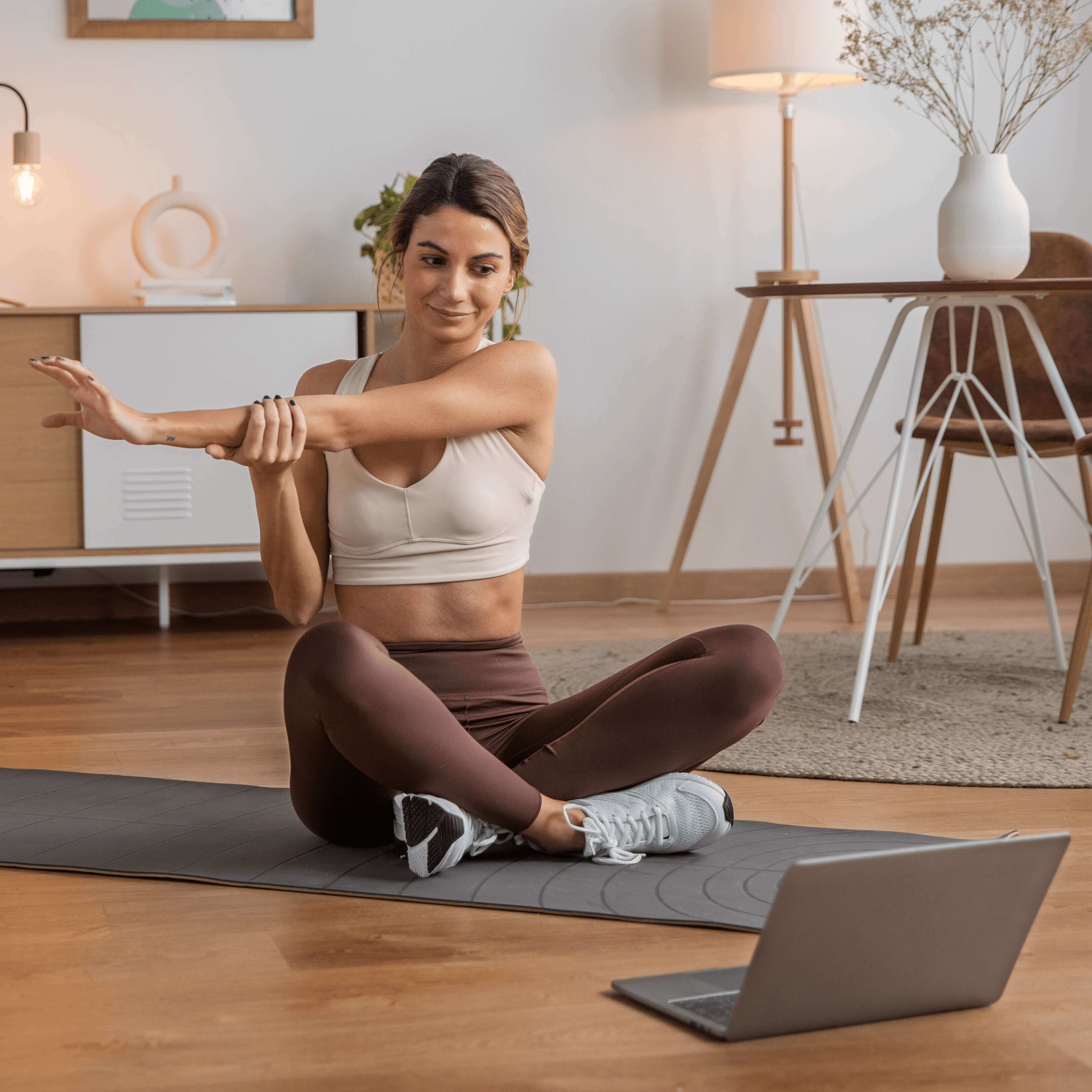 femalefitnessinstructorusinglaptopteachclassfromhome1u1ndi4397_awodc_4397